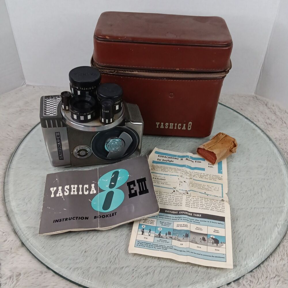 Vintage1950s/60s Yashica 8-E III 8mm wind-up movie camera complete w/ case